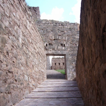 Calle interior del castillo de Cardona