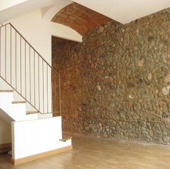 Rehabilitación casa Terrassa: Pared de piedra con vueltas