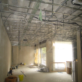 Rehabilitación: Interior edificio de tienda con obras